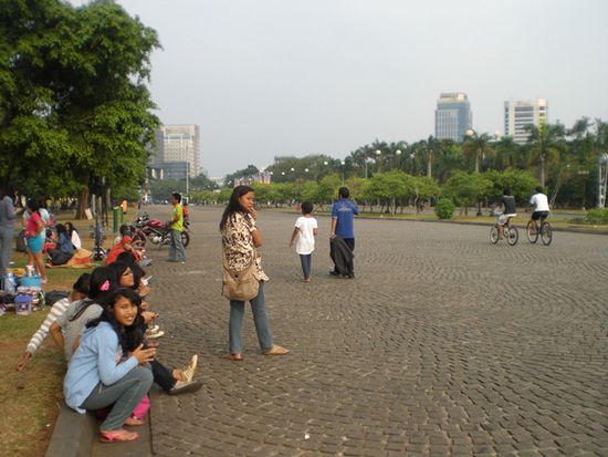 Die Stimmung im Park um das Monas herum ist total entspannt. Kinder lassen Drachen steigen, Studenten sitzen nur so herum, Leute verkaufen Kitsch oder Wasser oder Naschereien ..., so mag ich das.