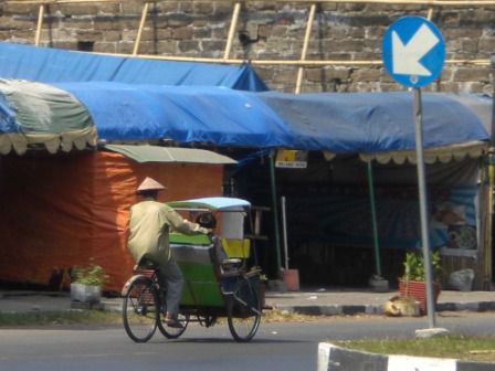Am nächsten Morgen laufe ich das erste Mal durch die Stadt, die mir wieder mal auf Anhieb sympathisch ist. Teilweise erinnert sie ein bisschen an Vietnam - die Becak-Fahrer tragen die konischen "Reishüte"...