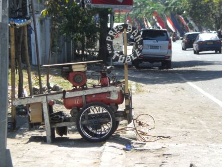 Hier kann man seine Reifen aufpumpen lassen. Solche "Stationen" findet man in Indonesien ueberall. "Pres Ban Tubles" werde ich sehr vermissen, wenn ich eines Tages irgendwann vielleicht weiterfahre.