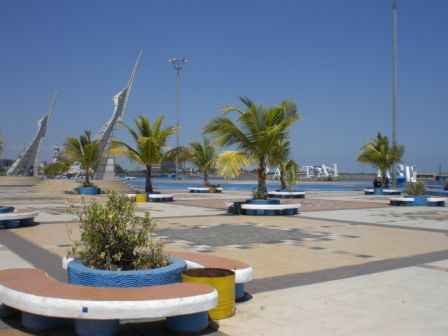 Am "Pantai Losari" (Strand Losari) ist waehrend der Tageshitze niemand. Abends wird es hier voll.