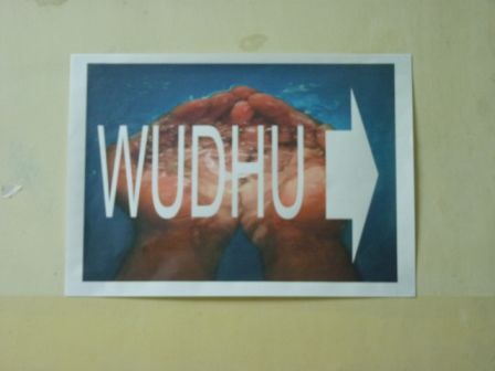 ... folgen aus Neugier diesen Schildern. Wohin fuehrt uns wohl "Wudhu"?