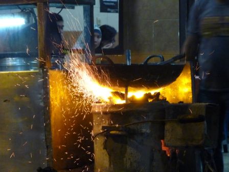 Unter dem Wok stieben die Funken.