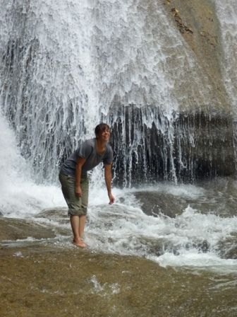Zurueck am Wasserfall. Ich habe nur Lust auf Fuesse waschen.