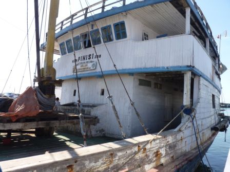 Die Pinisi - fuer Indonesien typische, grosse Holzsegelschiffe - fahren vor allem als Lastenschoner zwischen den indonesischen Inseln. Heutzutage sind sie motorisiert, die Segel werden eher selten eingesetzt.