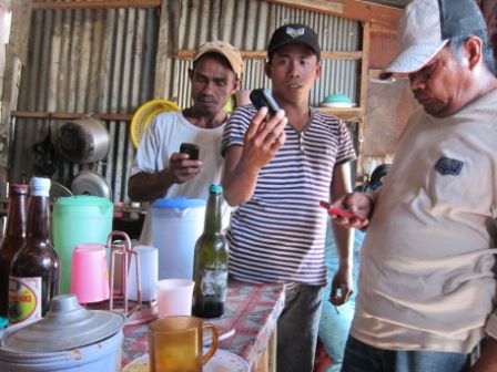 Anna-Foto. Offensichtlich spricht sich herum, dass 2 Mädels aus Europa hier sind und eine davon sogar indonesisch spricht. Mehr Männer drängen in den kleinen Raum. Bald werden die Fotohandys gezückt und wir müssen nett in die Kameras lächeln.