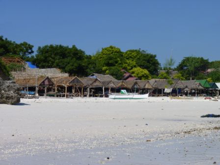 Strandhuetten der Fischer. Hier werden Netze geflickt, Boote untergestellt und Getraenke verkauft. Oder auf die richtige Zeit zum Rausfahren gewartet.