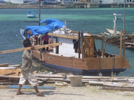 ... (hier wird gerade ein Boot auseinander genommen),