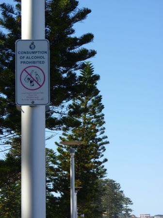 Ui, die Australier scheinen eine große Vorliebe für Regeln zu haben. An diesem Strand ist Alkohol komplett verboten.