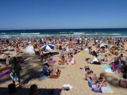 Der Strand ist riesig und sehr, sehr voll. Baden darf man allerdings nur in einem relativ kleinen Abschnitt zwischen den rot-gelben Flaggen.