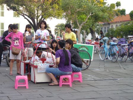 Abendlicher Markt auf dem Taman Fatahillah.