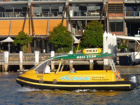 Wassertaxi, angeblich sehr teuer.