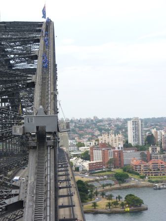 Hier - auf der Ostseite der Brücke - geht es nach oben.