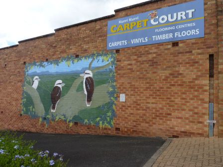 Der Kookaburra, Australiens berühmtester Vogel, dessen Laute einem hysterischen Lachen ähneln, wurde zum Wahrzeichen der Stadt erkoren und kommt deshalb in jedem Bild vor - mal mehr, mal weniger offensichtlich. Wir finden ihn fast immer!
