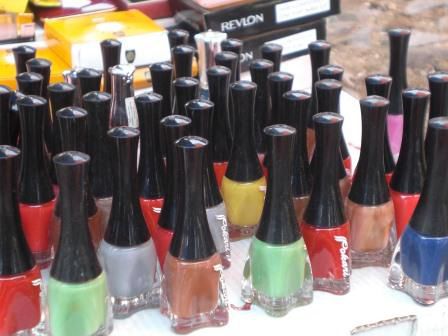 Nagellack in dieser Vielfalt habe ich bisher selten auf den Märkten gesehen.