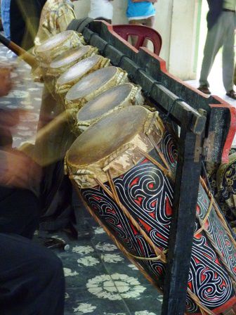 Die Band mit Batak-Trommeln ...