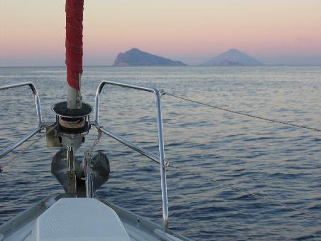 Abenddämmerung zwischen Lipari, Panarea und Stromboli (Oktober 2004)