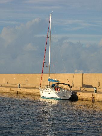 Unsere Oceanis 393, OPTIO an der Pier in Ventotene