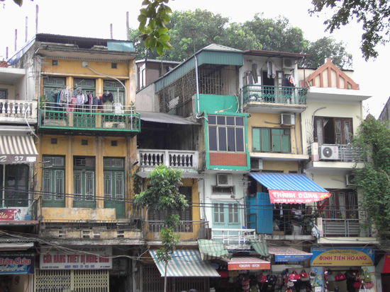 typische Hausfassaden in Hanoi