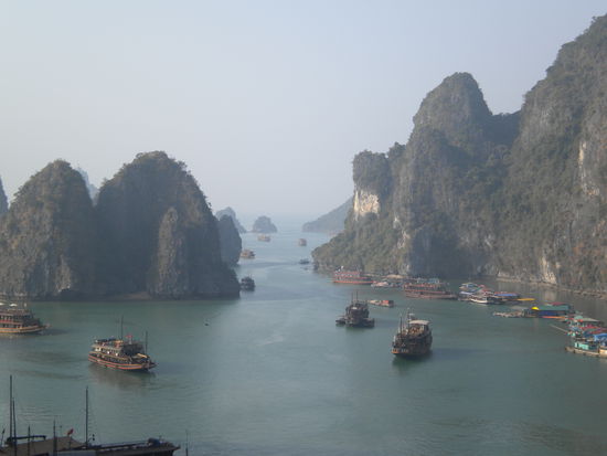 Abends sammeln sich die Touristen-Schiffe in einer Bucht