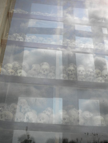 aufgebahrte exhumierte Knochen von den Killing Fields
