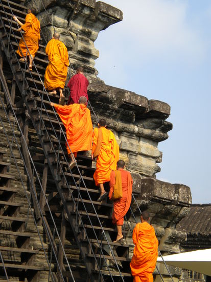trotz 38°C und 85% Luftfeuchtigkeit hoch motiviert: Mönche in Angkor Wat