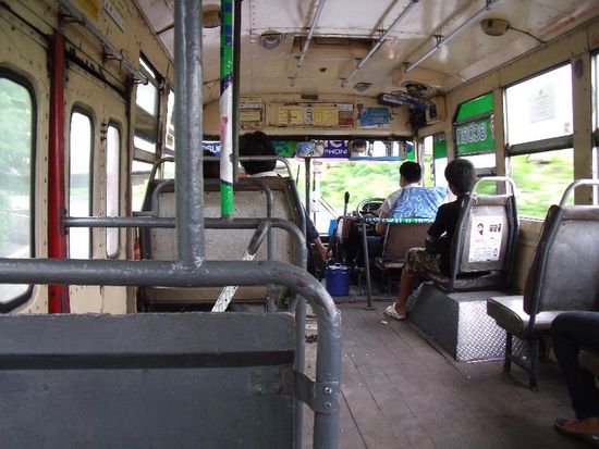 So sieht ein thailaendischer Stadtbus von innen aus