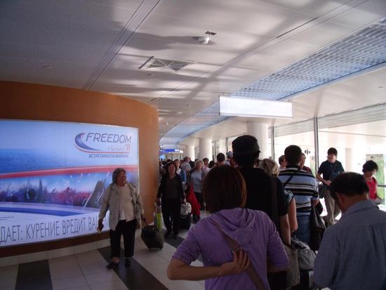 Die ewig lange Schlange zum berüchtigten Transferdesk in Terminal D