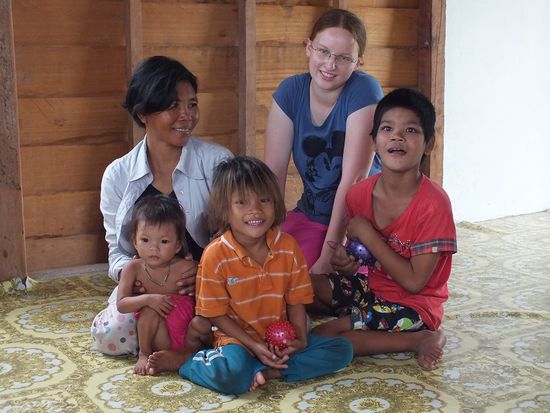 Sreynit mit ihren Schwestern, ihrer Mutter und Katrin