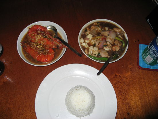 Squid und Shrimps zum Abendessen. Als Alternative stand Wood Worm auf der Karte