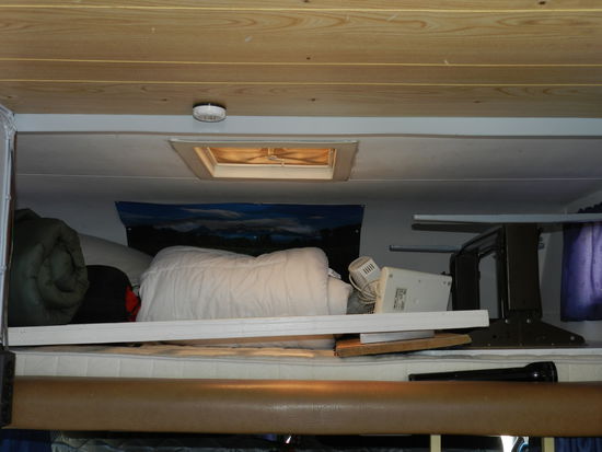 Schlafgemach mit umfunktionierbarer Abstellkammer ..es findet sich halt für alles irgendwo Platz, warum nicht auch im Bett 