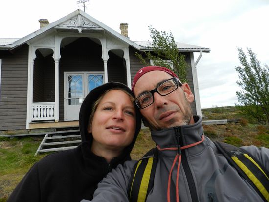 Wir vor unserem neuen zuhause