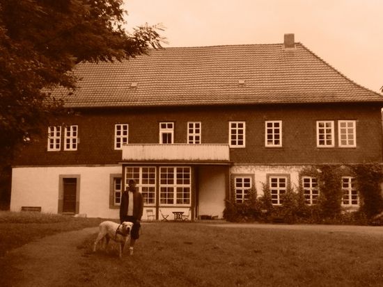 Sven und Dogs vor´m fürstlichen Anwesen.