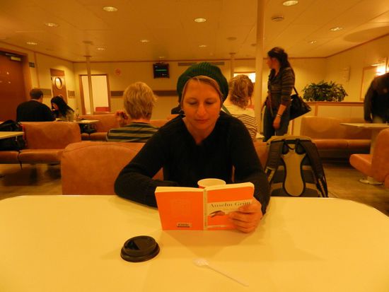Auf der Fähre.. Lesen gegen Übelkeit
