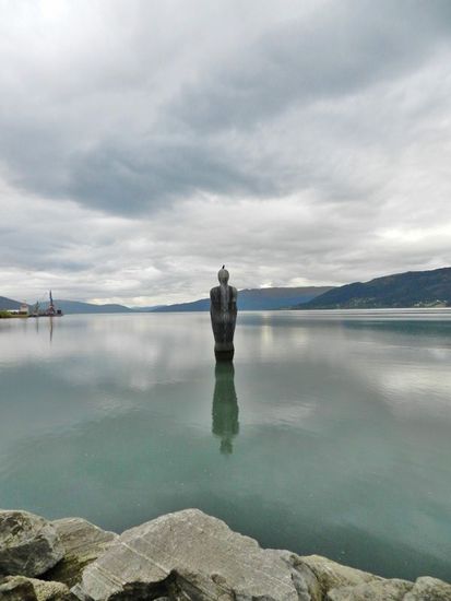 Der Mann im Meer.. Beschützer der Stadt