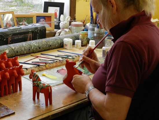 100 Stück bemalt die Frau am Tag.