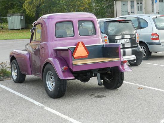 purple hot rod next to loppis