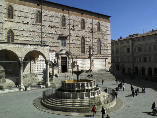 Fontana Maggiore = Wahrzeichen der Stadt