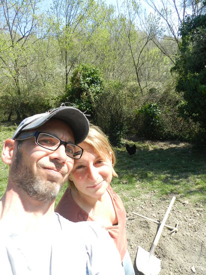 Wir, nach 2 Stunden furztrockenen Boden aufhacken..