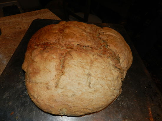 tataaaa.. da ist es das Sauerteigbrot und es schmeckt einfach wunderbar sauer und salzig 