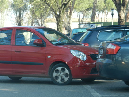 Einparkkünste - Es hätt auch noch andere Plätze gegeben.. aber Nein, man muss die engste Lücke nehmen die am nähestens am Zentrum liegt. 