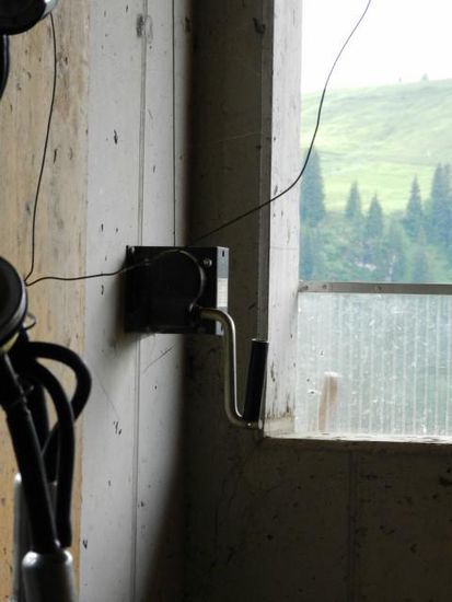 Die Kurbel incl. ein kleinem Stückchen Plexiglas. Die Scheibe wird nur bei wirklich extremem miesem Wetter hochgekurbelt.