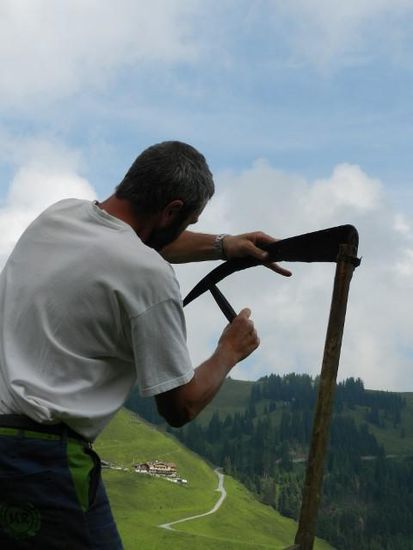 Hannes beim Sense schärfen