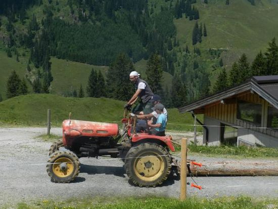 Die Crew rückt an. Im Schlepptau der Stamm