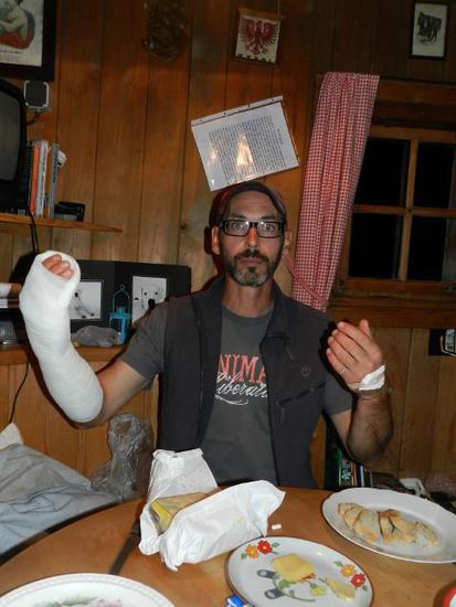 23 Uhr auf der Gries-Alm. Ein Mann in Gips und hungrige Mägen