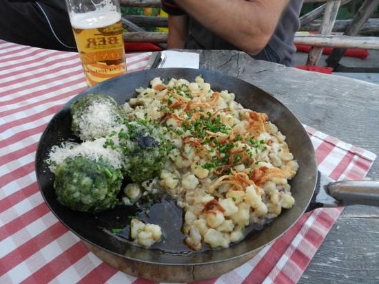 Gruß aus der Küche - Käsespätzle und Spinatknödel.
tschuldigung - "kann man den Koch mal ausleihn bitte? "