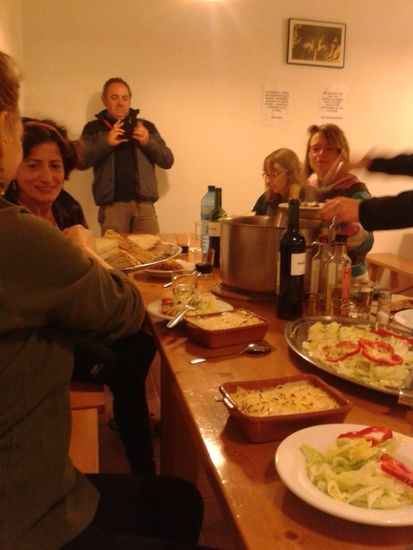Zum Essen versammeln sich alle an einem Tisch