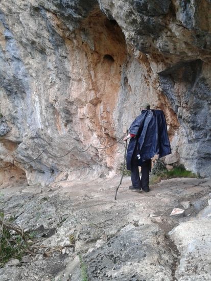 ob sven den vor uns liegenden Klettersteig mit seinem Kühlschrank aufm Buckel schafft ????