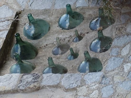 einzementierte Bottles