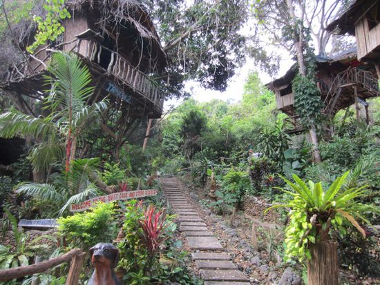 Charmante, sehr individuell gestaltete Bungalowanlage am südlichen Ende der Insel! Die Baumhütten "Tarzan 1-3" haben am meisten Eindruck hinterlassen.
