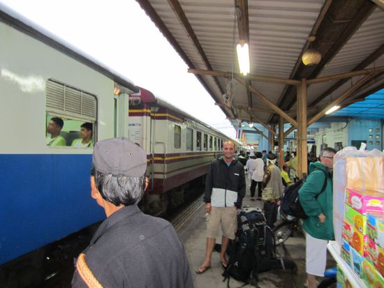 Bahnhof in Surat Thani (Ankunft bei Regen)